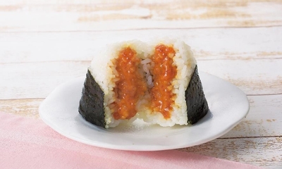 「サーモンパンチ監修 コチュジャンとサーモンのユッケ丼風おにぎり」(税込 170 円)