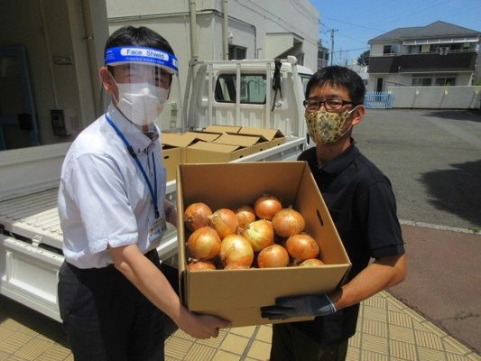 JA東京むさし小平地区青壮年部がタマネギ(約5.0t)を 小平市内全小学校児童にプレゼント