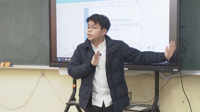 高校で核兵器の恐ろしさを伝える高橋悠太さん