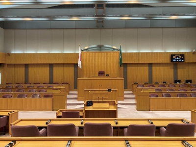 新潟市議場 既存の什器に新しい議場システムを融合させたサステナブルな改修を実現