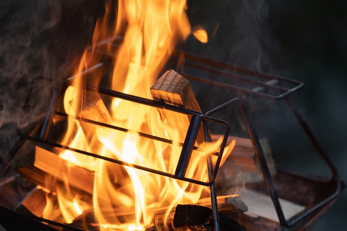 上面を開閉して薪を追加することもできます