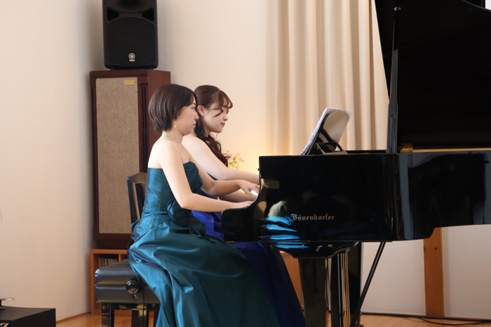 優秀賞　ピアノ連弾　手前から中者あゆみさん、渋谷藍香さん