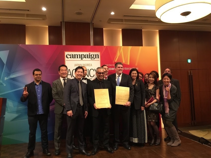 受賞式でのジャック・ミックル（中央右）とアジャブ・サムライ（中央左）