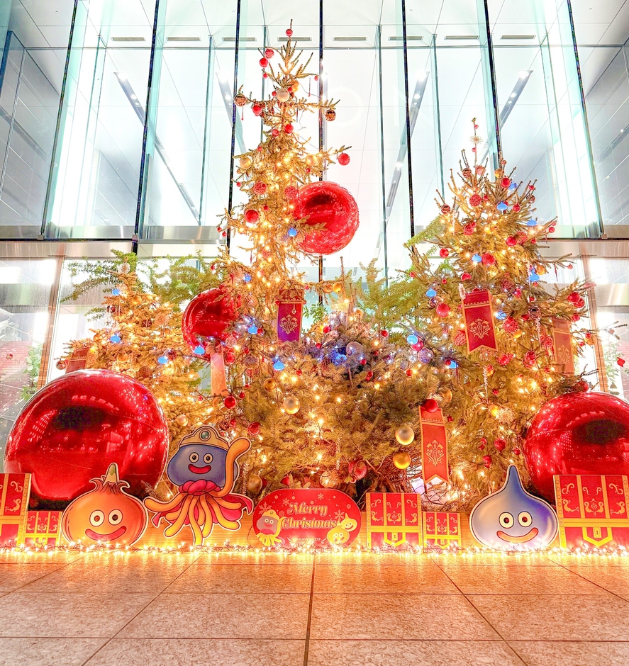 ▲「ドラゴンクエスト アイランド」 　  オリジナルクリスマスツリー 　（※写真は2024年開催時のものです）