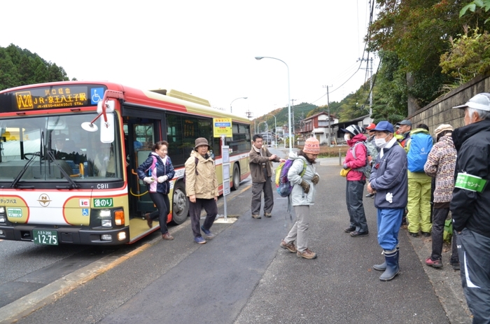 途中、バスで移動します
