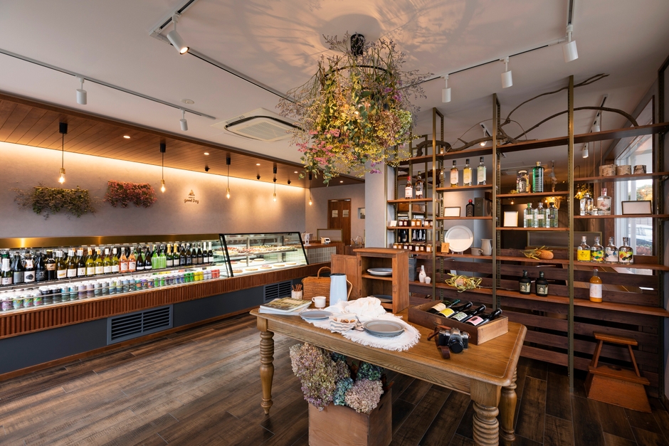 チーズケーキとお酒が並ぶ店内