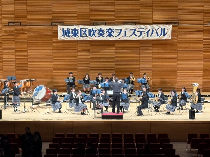 大阪信愛学院中学校・高等学校　吹奏楽部（城東区吹奏楽フェスティバルでの演奏の様子）