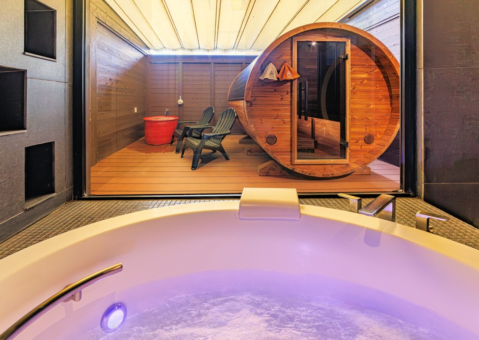 ジャグジーバスとバレルサウナ