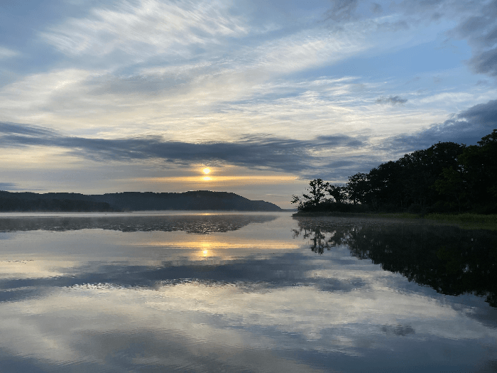 THE GEEKから徒歩10分ほどの湖からの朝日