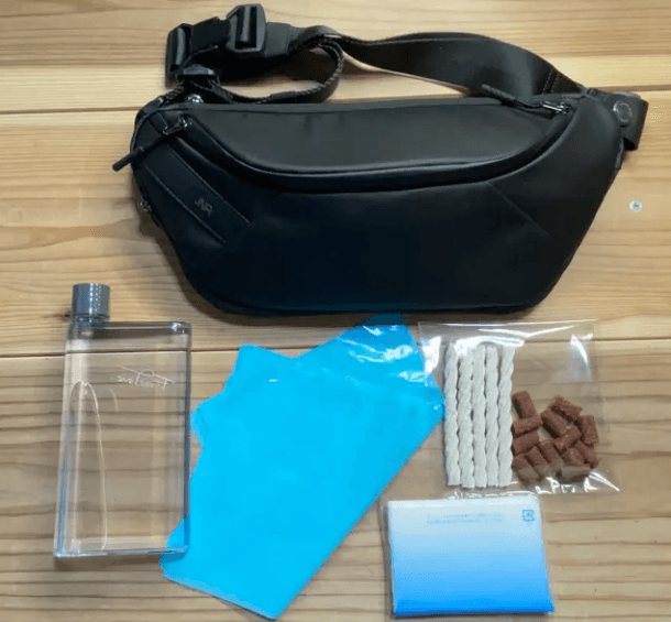 犬の散歩の必需品を入れました。