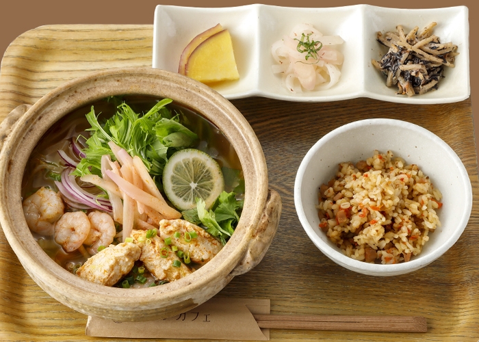 タニタカフェ有楽町店「岩下の新生姜入り 鶏つくねの*土鍋*トムヤムクンフォー」