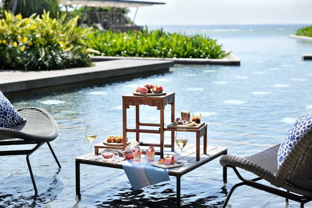 【星のや沖縄】海に臨むプールサイドで味わう、琉球王朝時代のもてなしを現代に表現した「海風(うみかじ)アフタヌーンティー」提供|期間:2023年3月1日~5月31日