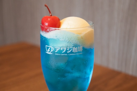 外はハワイ、中はレトロ喫茶　淡路島の「アワジ珈琲」
東浦のカフェに昭和スイーツ、モーニング3種の夏の新メニュー
高級グレード「G1」の特製アフォガートも、7月15日登場!