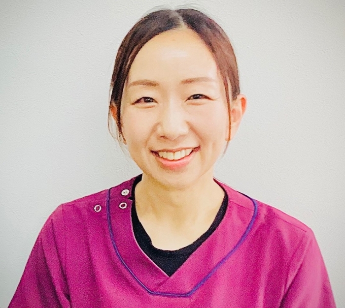 看護師の応援メッセージ写真。ピンク色の制服を着用