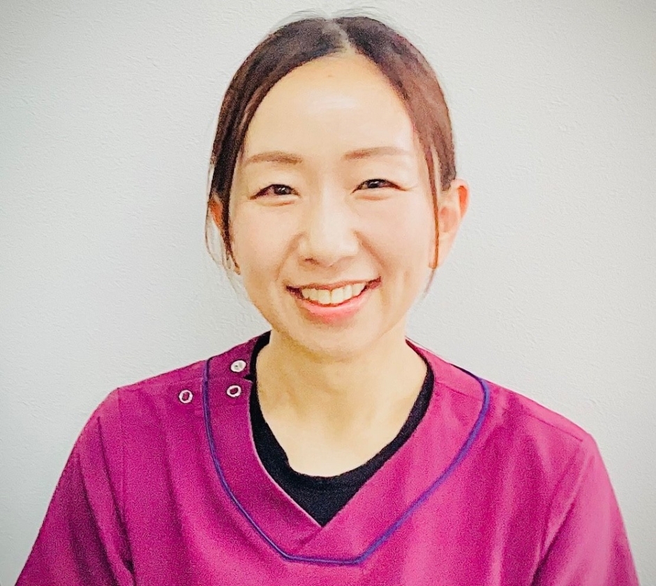 看護師の応援メッセージ写真。ピンク色の制服を着用