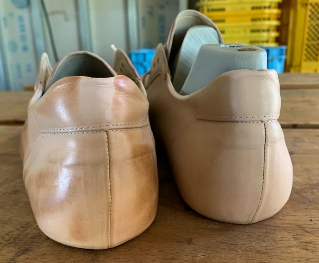 ヌメ革ならではの焦がし加工です。