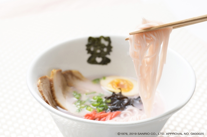 もちもちとしたピンクのめん&美味しいとんこつピンクスープ