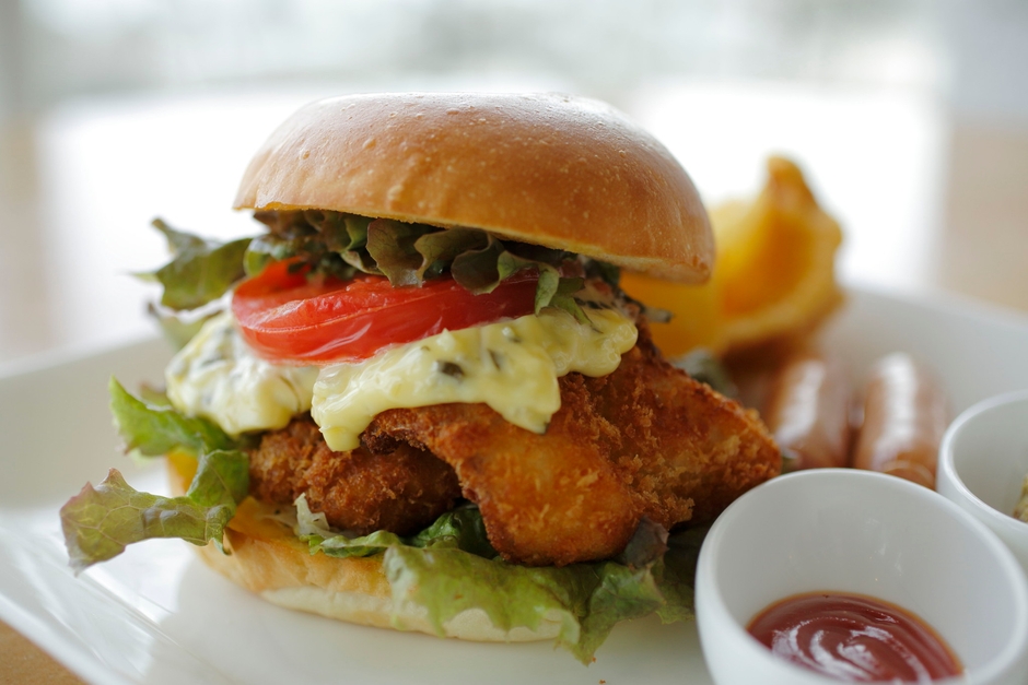 鳴門鯛カツバーガー ソーセージ添え