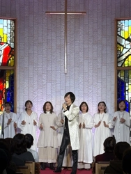 ロマンティック歌謡歌手・竹島 宏
今年はデビュー２５周年！自身初の教会コンサートを開催。４月にはデビュー２５周年記念曲『純愛』のリリースも決定。