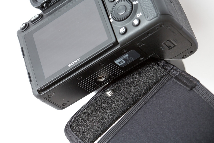 カメラに簡単に着脱が可能 イージーディフェンダー側のネジをカメラの三脚穴に取り付けて固定。強度と着脱の簡易性を両立しました。