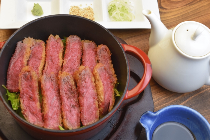 「飛騨牛かつまぶし」1杯目は飛騨牛カツ丼として、2杯目はおだしをかけてお茶漬けに