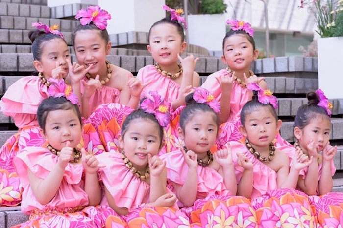 幅広い年齢層のフラダンサーが「あいざ鎌倉」に集合!