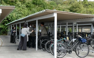 近大附属和歌山高中が保護者と自転車組合の協力により、「自転車の整備点検と安全な通学見守り」を実施