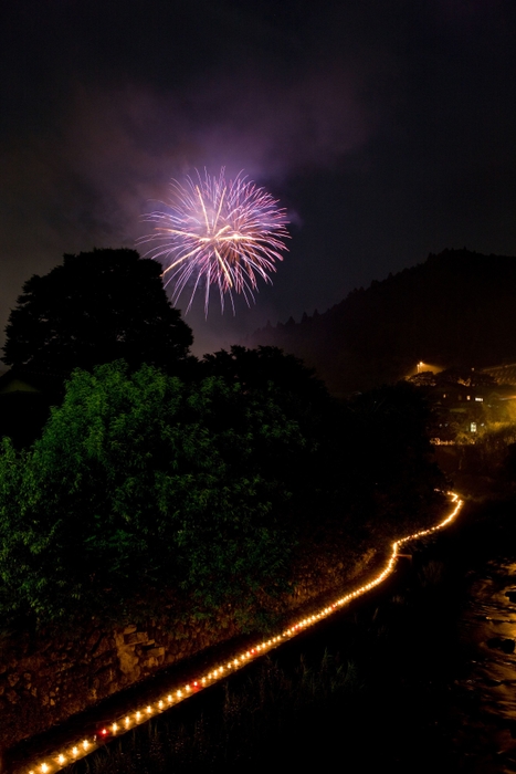 万灯と打ち上げ花火3