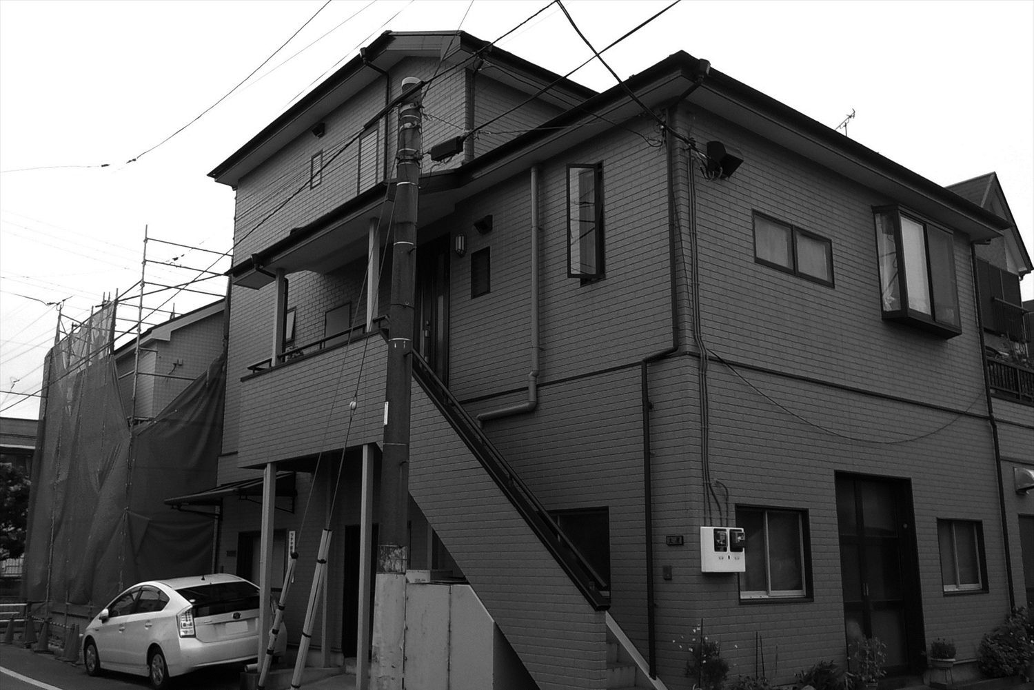 築30年の戸建てを完全分離型二世帯住宅へ！住まいの中心に「R壁」が映える、デザインと住宅性能を両立した劇的リノベーション