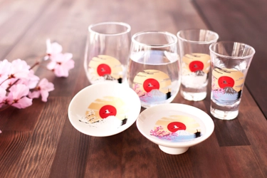 グラスに冷たい飲み物を注ぐと絵柄が鮮やかに彩る 『冷感シリーズ』、 日本のシンボルである“富士山”と“桜”が新登場