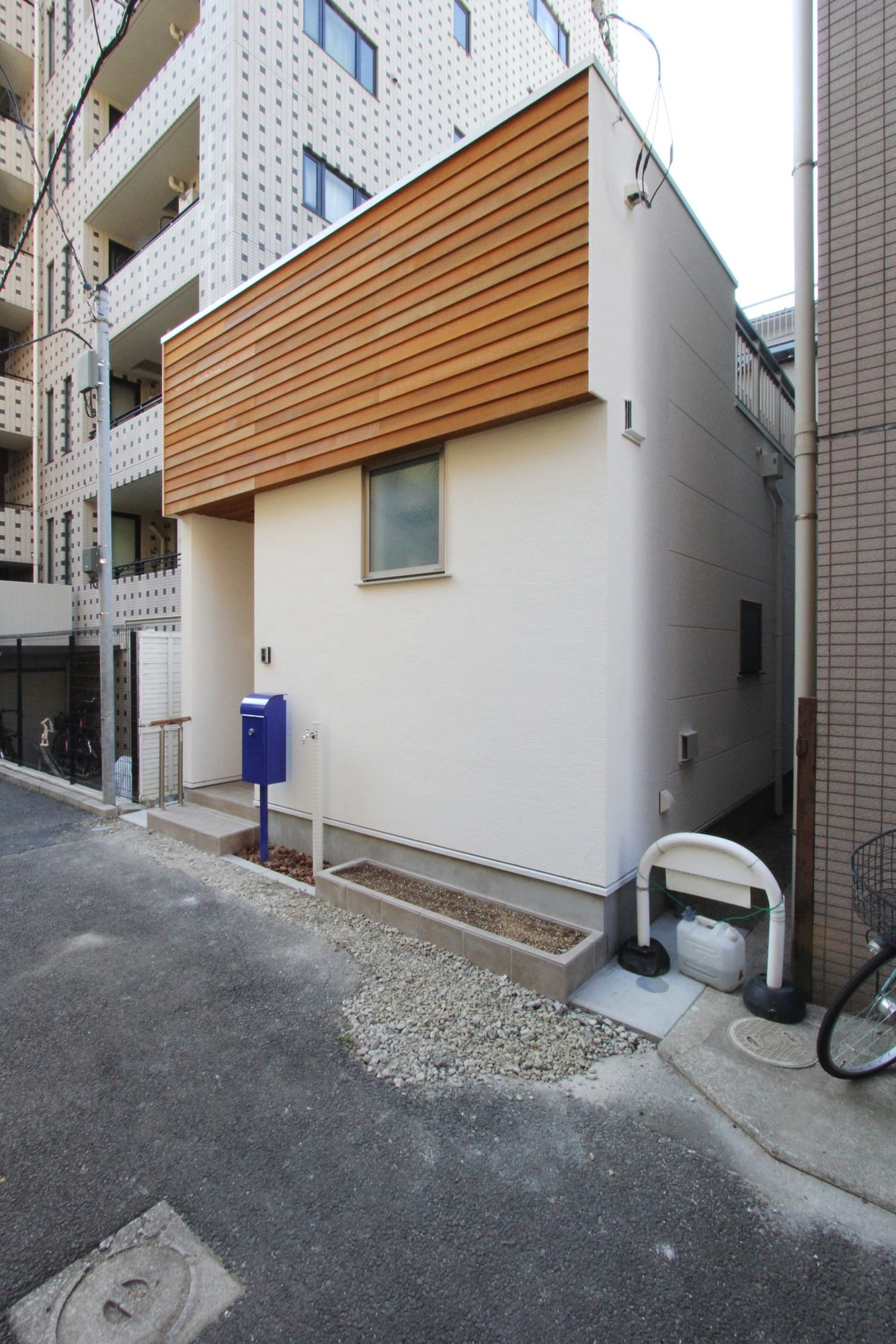 YouTubeで37万回再生を突破!13坪の極小地に建つ、シニア夫婦の「シンプルで豊かな四角い家」が話題に