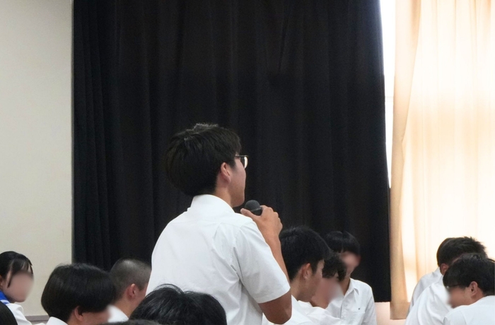 竹下代表に質問する生徒