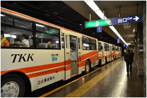 室堂駅のホームで発車を待つトロリーバス