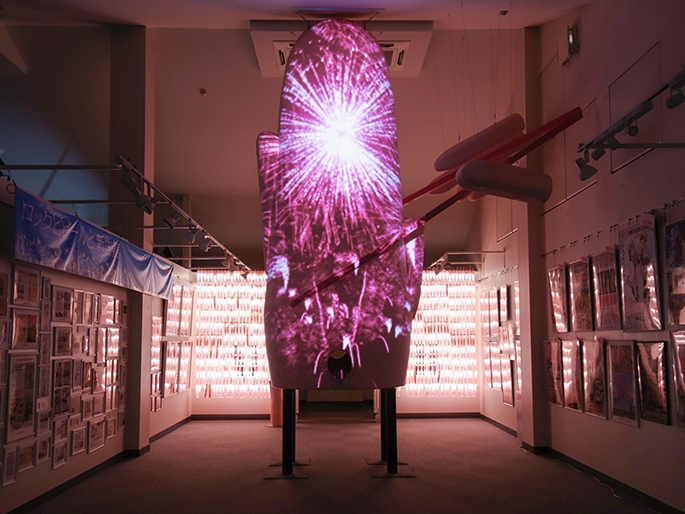 「世界一大きな岩下の新生姜ヘッド(かぶりもの)」に打ちあがる花火