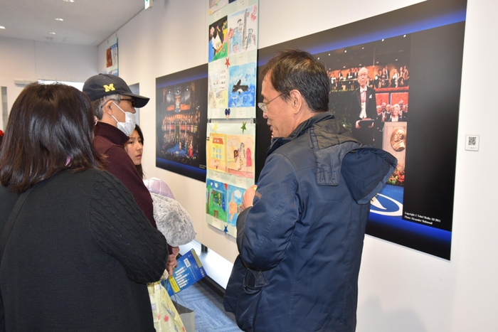 ノーベル賞の授賞式について説明する上山教授