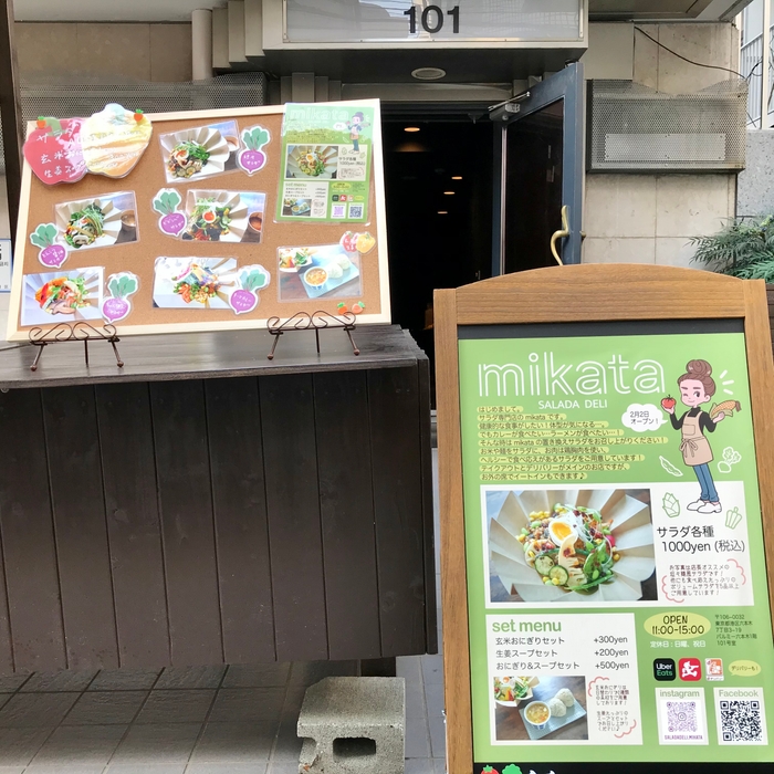 店頭の屋台が目印です