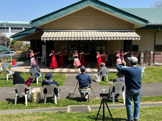 フラの踊り。衣装が華やかですね！