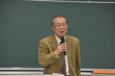 講評を述べる大野副学長