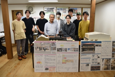 古民家活用案などを紹介した高井研究室の高井教授(中央)と院生、学生たち