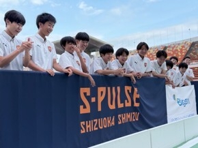 【画像】SS静岡とリモート参加の選手たちがOriHimeサッカーを通じて交流している様子(1)