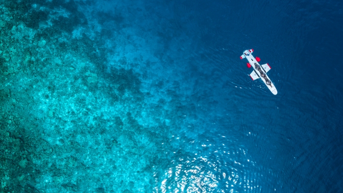 世界初の3人乗り潜水艦での冒険