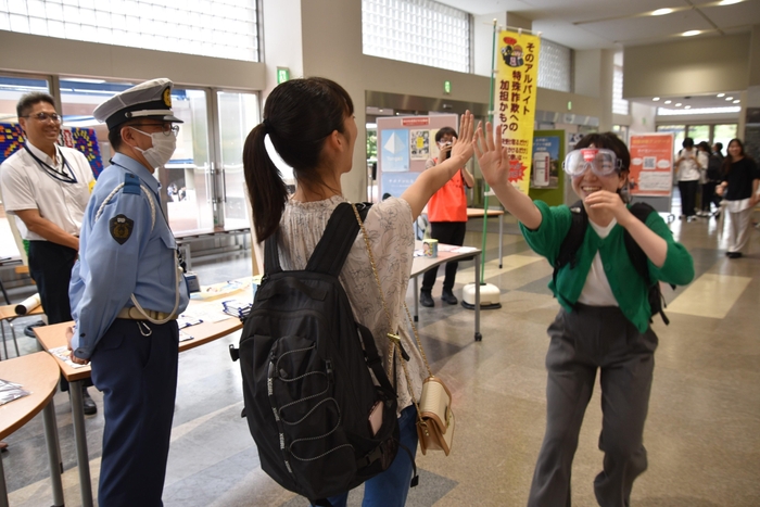 専用ゴーグルで飲酒状態を体験する学生