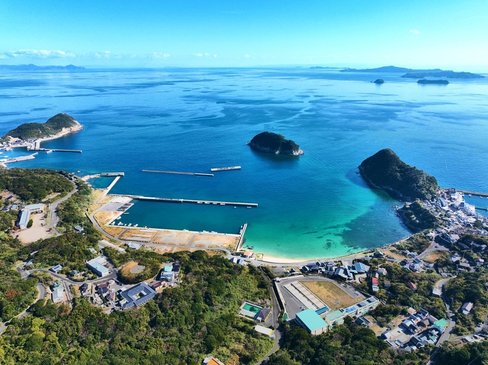 五島列島・新上五島町によって廃校がリノベーションされたBSCIが活動する微細藻類生産施設