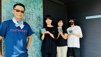 写真左