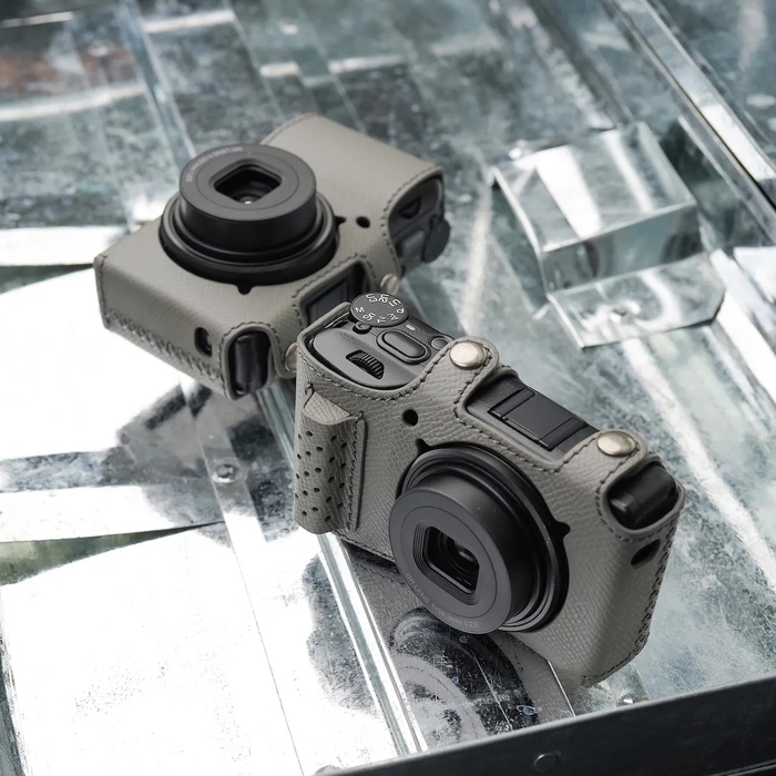 手前:グリップスタイル 奥:ライトスタイル カラー:ナイトサファリ