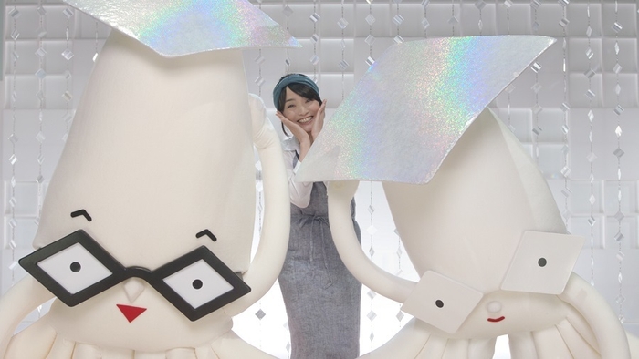 ウルトラハードクリーナー バス用 防カビプラス「かーなりキレイ好きな家族」篇 左:ピカリ イカ三郎(父)、中央:ピカリ 雅美(母)、右:ピカリ イカ太郎(息子)