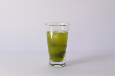 お茶の旨味を味わえる緑茶ハイ