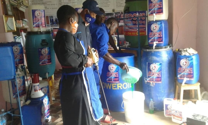 ソープステーションにて研修を受けるスタッフ