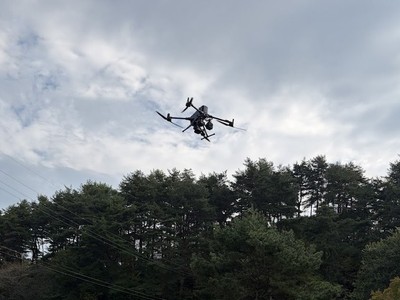 赤外線カメラなどを搭載して飛行するMatrice 400