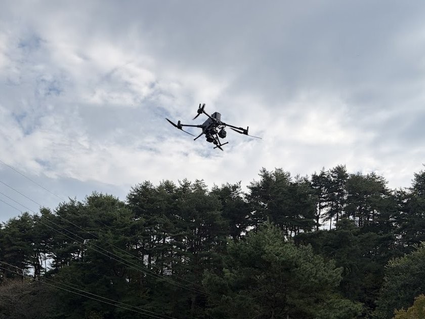 赤外線カメラなどを搭載して飛行するMatrice 400